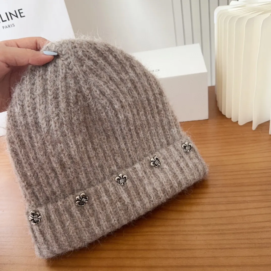 💰60 Crow Heart Autumn and Winter Wool Knitted Beanie This must be a favorite of minimalism. It is clean, neat, fashionable and versatile, and will definitely not be picky about your face shape! A fashionable classic that lasts forever! Fashionable black and white can be purchased together!